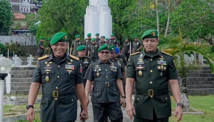 Peringati HUT ke-69, Pangdam XV/Pattimura Pimpin Ziarah Rombongan di TMP Kapahaha