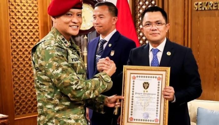 Letjen TNI Ariyo Windutomo Terima Brevet Warga Kehormatan Koopssus TNI