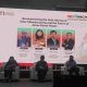 I Made Sandika Dwiantara, Perwakilan Asosiasi Pabrikan Modul Surya Indonesia (APAMSI): Kualitas dan Keandalan Panel Surya Buatan Produsen Lokal Tidak Kalah dari Produk Impor, termasuk Produk Asal Tiongkok yang selama ini Mendominasi Pasar Global.     JAKARTA, 12 Agustus 2026 —     Industri manufaktur Pembangkit Listrik Tenaga Surya (PLTS) dalam negeri menyatakan kesiapan penuh untuk mendukung dan mengeksekusi target transisi energi nasional hingga kapasitas terpasang 100 Gigawatt (GW).  Namun demikian, efektivitas penyerapan produk lokal dalam proyek-proyek strategis nasional sangat bergantung pada komitmen pemerintah dalam menyelaraskan kerangka kebijakan, mengunci regulasi Tingkat Komponen Dalam Negeri (TKDN), serta melakukan harmonisasi regulasi lintas kementerian secara konsisten dan berkelanjutan.  Demikian pokok-pokok pemikiran yang mengemuka dalam seminar bertema pengembangan industri energi terbarukan yang merupakan bagian dari rangkaian acara Indonesia Technology & Innovation (INTI) – Indo Machinery Investment & Trade Show 2026 di JI-Expo Kemayoran, Jakarta, Rabu (12/8/2026).  Forum ini menjadi wadah strategis bagi pelaku industri, asosiasi, pemerintah, dan pemangku kepentingan lainnya untuk membahas kesiapan industri nasional dalam menyongsong era transisi energi serta mengidentifikasi langkah-langkah konkret yang diperlukan untuk mempercepat implementasi PLTS berbasis produksi dalam negeri.  Kesiapan Industri Lokal: Kualitas Setara, Layanan Lebih Unggul  Dalam pemaparannya, I Made Sandika Dwiantara, perwakilan Asosiasi Pabrikan Modul Surya Indonesia (APAMSI), menegaskan bahwa dari segi kualitas dan keandalan produk, panel surya buatan produsen lokal tidak kalah dari produk impor, termasuk produk asal Tiongkok yang selama ini mendominasi pasar global.  Ia menekankan bahwa industri panel surya nasional telah melewati proses panjang pengembangan teknologi, peningkatan kapasitas produksi, serta sertifikasi standar internasional yang memastikan produk lokal memenuhi kriteria teknis dan keselamatan yang dipersyaratkan.  Selain aspek kualitas, Made menggarisbawahi bahwa keunggulan utama industri dalam negeri terletak pada kesiapan layanan purna jual (after-sales service) yang responsif dan mudah dijangkau, serta kepastian pengiriman (delivery reliability) yang bebas dari hambatan larangan dan pembatasan (lartas) impor.  Dalam konteks proyek-proyek PLTS berskala besar yang tersebar di berbagai wilayah Indonesia, ketersediaan layanan purna jual yang cepat dan andal menjadi faktor krusial untuk menjamin keberlangsungan operasional pembangkit selama masa pakai 25 hingga 30 tahun.  “Secara kualitas, antara produk lokal dan impor tidak jauh berbeda. Produk kami telah melalui serangkaian pengujian dan sertifikasi yang sama ketatnya. Keunggulan kita ada pada keandalan rantai pasok, kecepatan respons layanan purna jual, dan kepastian pengiriman tanpa terkendala masalah lartas impor.  Kami tetap konsisten berproduksi untuk memberikan keyakinan kepada pemerintah bahwa industri lokal siap mendukung peningkatan implementasi PLTS secara masif dan berkelanjutan,” ujar Made di hadapan para peserta seminar.  Ia menambahkan bahwa kapasitas produksi terpasang pabrikan panel surya nasional saat ini telah mengalami peningkatan signifikan dalam beberapa tahun terakhir. Dengan dukungan investasi baru dan ekspansi lini produksi, industri lokal optimistis mampu memenuhi kebutuhan modul surya untuk proyek-proyek berskala utilitas (utility-scale) maupun proyek atap (rooftop) yang tersebar di seluruh Indonesia.  “Kami tidak hanya bicara soal kapasitas hari ini. Kami bicara soal kesiapan untuk melakukan scaling up sesuai dengan kebutuhan pasar. Ketika pemerintah memberikan kepastian regulasi dan jaminan penyerapan produk, industri siap melakukan investasi tambahan untuk meningkatkan kapasitas produksi,” tegasnya.  Dampak Ekonomi Berganda: Melampaui Selisih Harga 15 Persen Menanggapi isu perbedaan harga produk yang selama ini menjadi salah satu pertimbangan utama dalam pengadaan proyek PLTS, Made mengungkapkan bahwa selisih harga antara produk lokal dan produk impor saat ini telah mengalami penurunan yang sangat signifikan. Jika sebelumnya margin perbedaan harga berada di kisaran 30 persen, kini selisih tersebut telah menyusut menjadi sekitar 15 persen seiring dengan peningkatan efisiensi produksi, optimalisasi rantai pasok, dan pencapaian skala ekonomi (economies of scale) oleh pabrikan dalam negeri.  Namun demikian, Made mengimbau agar pemerintah dan seluruh pemangku kepentingan tidak melihat selisih harga tersebut secara sektoral atau parsial semata. Ia mengajak semua pihak untuk memperhitungkan dampak ekonomi berganda (multiplier effect) bagi perekonomian nasional secara keseluruhan yang dihasilkan dari penggunaan produk dalam negeri.     “Penggunaan komponen dalam negeri menggerakkan seluruh rantai pasok lokal—mulai dari produksi sel surya, frame aluminium, kaca khusus (solar glass), junction box, kabel, backsheet, hingga kemasan dan logistik. Dampak ekonomi ke belakang (backward linkage) yang dihasilkan jauh lebih besar dari selisih harga 15 persen itu. Jika dihitung secara komprehensif, termasuk penciptaan lapangan kerja, penerimaan pajak, pengurangan devisa impor, dan penguatan industri pendukung, penggunaan produk lokal justru menghasilkan surplus bagi negara,” jelasnya secara rinci.  Made merinci bahwa setiap satu GW kapasitas PLTS yang menggunakan produk dalam negeri berpotensi menggerakkan ratusan hingga ribuan pelaku usaha di sepanjang rantai pasok, menciptakan ribuan lapangan kerja langsung maupun tidak langsung, serta menghasilkan perputaran ekonomi yang signifikan di berbagai daerah. Efek pengganda ini, menurutnya, tidak akan terjadi apabila proyek PLTS sepenuhnya menggunakan produk impor.  “Kalau kita hanya menghitung harga per watt-peak tanpa melihat dampak ekonomi menyeluruh, kita akan kehilangan gambaran besar. Industri panel surya lokal bukan hanya soal satu produk, tetapi soal menghidupkan seluruh ekosistem industri di belakangnya,” imbuhnya.  TKDN Difokuskan pada Sel Surya: Strategi Membangun Ekosistem dari Inti  Guna mempercepat penetrasi industri nasional dan membangun fondasi manufaktur yang kokoh, APAMSI mendorong agar perhitungan Tingkat Komponen Dalam Negeri (TKDN) untuk modul surya difokuskan pada komponen inti, yaitu sel surya (solar cell). Langkah ini dinilai strategis karena sel surya merupakan komponen dengan nilai tambah teknologi tertinggi dan menjadi penentu utama kinerja serta efisiensi modul.  Menurut Made, dengan memfokuskan TKDN pada sel surya, pemerintah secara efektif mendorong pertumbuhan ekosistem industri pendukung di dalam negeri. Investasi akan mengalir ke segmen-segmen kritis seperti produksi ingot dan wafer silikon, fabrikasi sel surya, serta pengembangan material pendukung lainnya. Ekosistem ini, pada gilirannya, akan memperkuat posisi Indonesia dalam rantai nilai global industri fotovoltaik.  “TKDN yang difokuskan pada sel surya akan memaksa tumbuhnya industri hulu di dalam negeri. Kita tidak bisa terus-menerus mengimpor sel dan hanya melakukan perakitan modul di sini. Nilai tambah terbesar ada di sel surya, dan di situlah kita harus membangun kemampuan,” papar Made.  Ia menambahkan bahwa strategi ini juga merupakan langkah persiapan sebelum Indonesia membidik pasar ekspor. Dengan membangun basis produksi sel surya yang kompetitif di dalam negeri, industri nasional akan memiliki fondasi yang kuat untuk bersaing di pasar regional ASEAN maupun global.  “Kita bangun dulu ekosistem di dalam negeri, kuasai teknologi intinya, baru kemudian kita bicara ekspor. Urutannya harus seperti itu agar industri kita benar-benar kuat dan tidak rapuh,” tegasnya.  Inklusif dan Terbuka: Kolaborasi dengan Investor dan Produsen Asing  Di sisi lain, Made menegaskan bahwa industri panel surya lokal bersikap inklusif dan terbuka terhadap kemitraan strategis dengan investor maupun produsen asing. APAMSI tidak menutup diri dari kolaborasi internasional, melainkan justru mendorong masuknya investasi asing yang membawa transfer teknologi dan penguatan kapasitas manufaktur dalam negeri.  “Kami tidak eksklusif. Kami mengajak mitra luar, seperti dari Tiongkok, Korea Selatan, maupun negara-negara lain yang memiliki keunggulan teknologi di bidang fotovoltaik, untuk datang dan berkolaborasi dengan industri lokal. Tujuannya jelas, yaitu akuisisi dan transfer of technology agar transisi teknologi kita berjalan cepat tanpa harus mulai dari nol,” tambah Made.  Menurutnya, pola kolaborasi yang ideal adalah kemitraan yang saling menguntungkan (mutually beneficial partnership), di mana investor asing membawa teknologi, keahlian, dan sebagian modal, sementara industri lokal menyediakan akses pasar, tenaga kerja, dan pemahaman terhadap regulasi serta kondisi lokal. Dengan pola ini, transfer teknologi dapat berlangsung secara organik dan berkelanjutan.  “Kita tidak anti-investasi asing. Justru kita membutuhkannya untuk mempercepat penguasaan teknologi. Yang kita minta adalah agar kolaborasi tersebut benar-benar menghasilkan transfer pengetahuan dan kemampuan, bukan sekadar memanfaatkan pasar Indonesia sebagai tempat penjualan produk jadi,” ujarnya menegaskan.  Made juga menyebut bahwa beberapa pabrikan anggota APAMSI telah menjalin kerja sama dengan mitra internasional dalam bentuk joint venture, lisensi teknologi, dan program pelatihan tenaga kerja. Kerja sama ini diharapkan dapat mempercepat peningkatan kualitas produk lokal sekaligus memperluas kapasitas produksi nasional.  Apresiasi Regulasi dan Harapan Pengawalan Lintas Kementerian  Di akhir pemaparannya, Made menyampaikan apresiasi yang tinggi terhadap terobosan dan langkah-langkah yang telah dilakukan oleh Kementerian Perindustrian, Kementerian Energi dan Sumber Daya Mineral (ESDM), serta PT PLN (Persero) dalam membenahi regulasi dan menciptakan iklim yang lebih kondusif bagi pengembangan industri PLTS dalam negeri.  Ia menyebut bahwa berbagai kebijakan yang telah diterbitkan, termasuk pengaturan TKDN, skema pengadaan, serta rencana umum penyediaan tenaga listrik (RUPTL) yang mengakomodasi porsi besar energi terbarukan, merupakan sinyal positif bagi industri.  Namun demikian, Made menekankan bahwa konsistensi implementasi dan pengawalan lintas kementerian menjadi kunci keberhasilan.  “Kami mengapresiasi langkah-langkah yang telah diambil pemerintah. Namun yang kami butuhkan sekarang adalah pengawalan ketat lintas kementerian untuk memastikan regulasi tersebut benar-benar diimplementasikan di lapangan.  Jangan sampai regulasi sudah bagus di atas kertas, tetapi dalam praktiknya masih ada celah untuk impor yang tidak perlu,” kata Made.  Ia secara khusus berharap adanya pembatasan impor modul dan sel surya secara bertahap (phased import restriction) yang disertai dengan peta jalan (roadmap) yang jelas dan terukur. Pembatasan ini bukan bertujuan menutup pasar, melainkan memberikan ruang dan waktu bagi industri dalam negeri untuk meningkatkan kapasitas, kualitas, dan daya saing secara progresif.  “Kami tidak meminta proteksi tanpa batas. Kami meminta level playing field dan waktu yang cukup untuk membangun kapasitas. Dengan pembatasan impor bertahap yang disertai roadmap jelas, industri lokal punya kepastian untuk berinvestasi dan berkembang,” pungkasnya.  Konteks Strategis: Transisi Energi dan Kemandirian Industri Nasional  Target pengembangan PLTS hingga 100 GW merupakan bagian dari komitmen Indonesia dalam transisi energi menuju Net Zero Emission serta pengurangan ketergantungan pada bahan bakar fosil. Dalam Rencana Umum Ketenagalistrikan Nasional (RUKN) dan berbagai dokumen perencanaan energi, PLTS diproyeksikan menjadi salah satu tulang punggung bauran energi nasional dalam beberapa dekade mendatang.  Untuk mencapai target ambisius tersebut, dibutuhkan tidak hanya investasi dalam pembangunan pembangkit, tetapi juga penguatan basis industri manufaktur dalam negeri yang mampu menyediakan komponen-komponen utama secara mandiri. Tanpa kemandirian industri, target kapasitas terpasang 100 GW justru berpotensi meningkatkan ketergantungan impor dan menguras devisa negara.  Dalam konteks ini, penguatan regulasi TKDN, kepastian penyerapan produk lokal, serta dukungan terhadap pengembangan ekosistem industri panel surya menjadi prasyarat mutlak. Industri manufaktur PLTS dalam negeri tidak hanya berfungsi sebagai penyedia produk, tetapi juga sebagai penggerak ekonomi, pencipta lapangan kerja, dan penjaga kedaulatan energi nasional.  Selain aspek ekonomi, kemandirian industri panel surya juga memiliki dimensi strategis dari sisi ketahanan energi. Dalam situasi geopolitik global yang dinamis dan potensi gangguan rantai pasok internasional, kemampuan memproduksi komponen energi secara mandiri menjadi jaminan keberlanjutan pasokan listrik nasional.  Peran APAMSI dalam Mendorong Ekosistem Industri PLTS Nasional  Asosiasi Pabrikan Modul Surya Indonesia (APAMSI) merupakan wadah yang menghimpun para produsen modul dan komponen PLTS di Indonesia. Asosiasi ini berperan aktif dalam mengadvokasi kepentingan industri, memfasilitasi dialog dengan pemerintah, serta mendorong standardisasi dan peningkatan kualitas produk nasional.  APAMSI secara konsisten mendorong terciptanya ekosistem industri PLTS yang terintegrasi, mulai dari produksi material baku, fabrikasi sel dan modul, hingga instalasi dan pemeliharaan.  Asosiasi juga aktif dalam kegiatan riset dan pengembangan, pelatihan tenaga kerja, serta promosi produk dalam negeri di berbagai forum nasional maupun internasional.  Melalui partisipasi dalam ajang INTI – Indo Machinery 2026, APAMSI berharap dapat memperluas jejaring kolaborasi dengan berbagai pemangku kepentingan, termasuk investor, lembaga keuangan, kontraktor EPC (Engineering, Procurement, and Construction), serta pemerintah daerah yang memiliki potensi pengembangan PLTS di wilayah masing-masing.  Tentang INTI – Indo Machinery Investment & Trade Show 2026  Indonesia Technology & Innovation (INTI) – Indo Machinery Investment & Trade Show 2026 merupakan pameran dan forum industri terkemuka yang menghadirkan berbagai pemangku kepentingan di sektor mesin perkakas, manufaktur, energi, dan teknologi industri. Acara yang berlangsung di JI-Expo Kemayoran, Jakarta, ini menjadi platform strategis untuk mempromosikan investasi, transfer teknologi, penguatan rantai pasok industri nasional, serta percepatan transisi energi. Rangkaian acara mencakup pameran produk dan teknologi, seminar dan diskusi panel, business matching, presentasi peluang investasi, serta forum kebijakan yang melibatkan pemerintah dan pelaku industri.