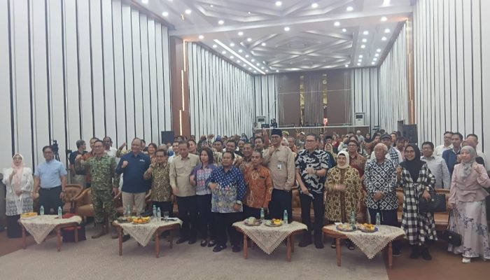 Prof. Yudhie Haryono, Ph. D (CEO Nusantara Center) Meluncurkan Buku Soemitro Djojohadikusumo Anti Penjajahan yang dirangkaikan dengan Simposium Nasional bertema “Urgensi Undang-Undang Perekonomian Nasional dan Kesejahteraan Sosial dalam Menata Bangsa Menuju Indonesia Emas 2045”