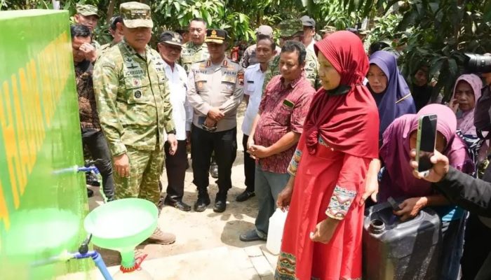 Pangdam IV/Diponegoro Hadir di Pati, Tinjau Jembatan dan Resmikan Sumur Bor untuk Warga