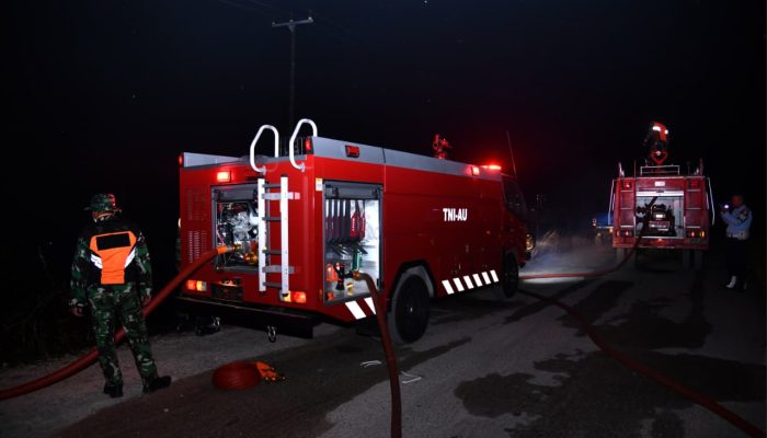 Lanud Raden Sadjad Kerahkan Personel dan Armada Pemadam Bantu Kendalikan Karhutla di Batubi