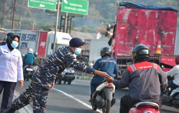 ANTISIPASI ERUPSI GUNUNG ANAK KRAKATAU, TNI AL BAGIKAN MASKER DAN EDUKASI WARGA PESISIR