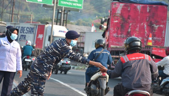 ANTISIPASI ERUPSI GUNUNG ANAK KRAKATAU, TNI AL BAGIKAN MASKER DAN EDUKASI WARGA PESISIR