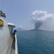 PANTAU AKTIVITAS GUNUNG ANAK KRAKATAU, TNI AL SIAGAKAN UNSUR KRI DAN PERSONEL SAR DI SELAT SUNDA