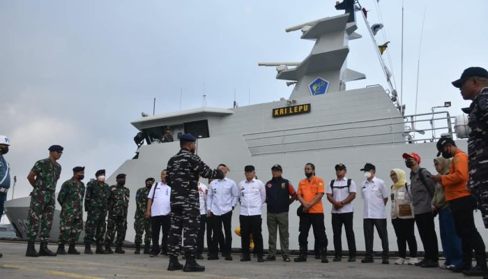 TNI AL KERAHKAN UNSUR KAPAL PERANG UNTUK CARI LIMA JURNALIS YANG HILANG KONTAK SAAT MELIPUT GUNUNG ANAK KRAKATAU