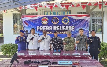 TNI AL AMANKAN PERAHU DIDUGA PELAKU PENGEBOMAN IKAN, TEMUKAN SENJATA API RAKITAN DAN 25 PAKET DIDUGA TEMBAKAU SINTETIS