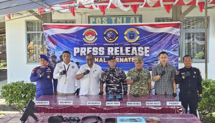 TNI AL AMANKAN PERAHU DIDUGA PELAKU PENGEBOMAN IKAN, TEMUKAN SENJATA API RAKITAN DAN 25 PAKET DIDUGA TEMBAKAU SINTETIS