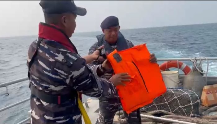 HARI KEEMPAT SISIR SELAT SUNDA, TNI AL KEMBALI TEMUKAN PELAMPUNG DI SELAT SUNDA