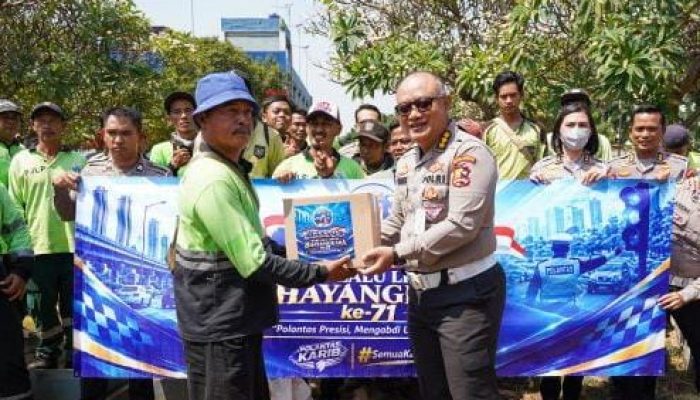 Sambut HUT ke-71 Lalu Lintas Bhayangkara, Korlantas Polri Bagikan Sembako untuk 80 Petugas TPU Cikoko