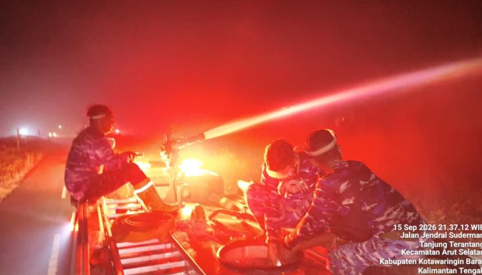 Menembus Gelap Malam, Satgas Karhutla Lanud Iskandar Terus Padamkan Api