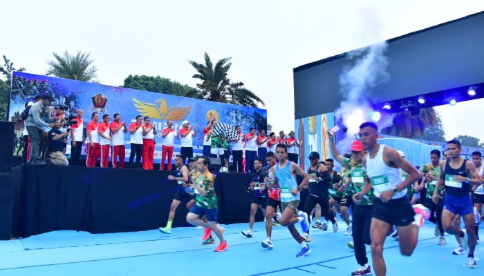 KASAL DAMPINGI PANGLIMA TNI LEPAS RIBUAN PESERTA TNI RUN 2026
