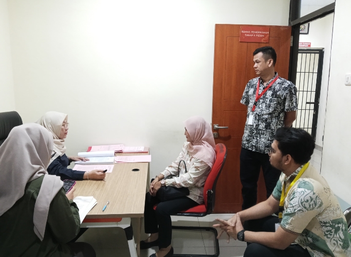 Advokat Titin Hartati (tengah, berhijab pink) saat menyampaikan laporan dan mempertanyakan transparansi penanganan perkara penganiayaan dirinya di Ruang Pengawasan, ist