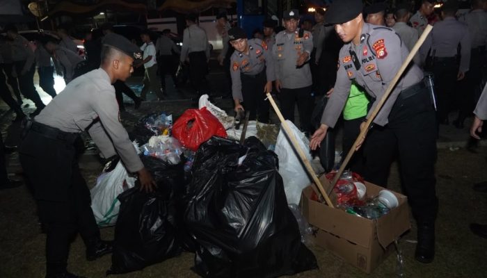 TNI – Polri, Pemprov DKI Bersihkan Sampah Usai Aksi